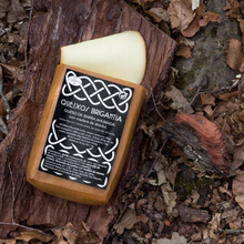 Cargar imagen en el visor de la galería, QUESOS AHUMADOS CON MADERA DE ABEDUL